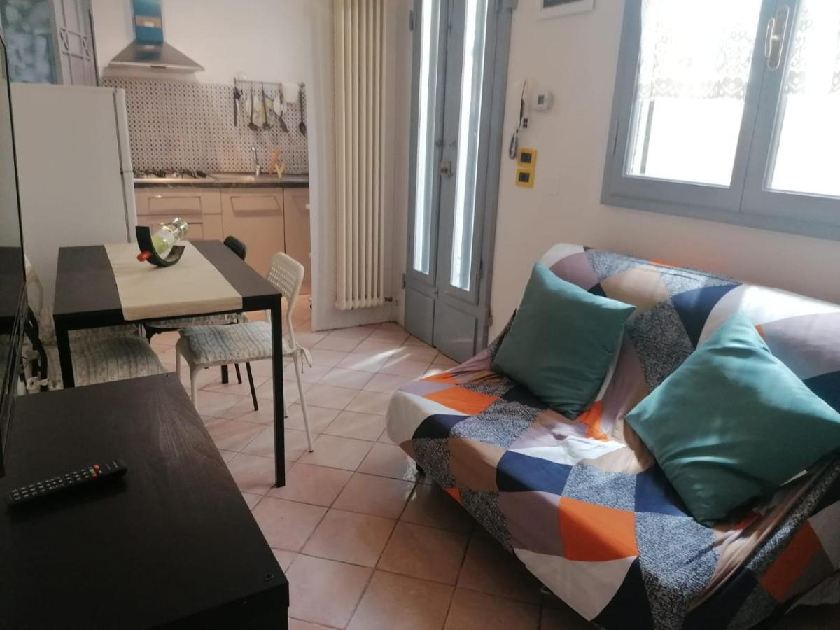 La Casina Giramondo Di Ele Viareggio Exteriör bild